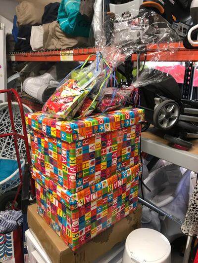 El proyecto JustServe denominado “Birthday Buddies” utiliza regalos y suministros de cumpleaños donados para ayudar a los niños de crianza temporal en el sur de California a disfrutar de sus cumpleaños.