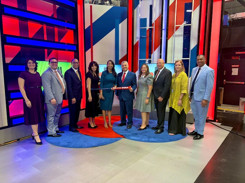 Tercero desde la izquierda, élder Ahmad S. Corbitt, Setenta Autoridad General y miembro de la presidencia del Área del Caribe de la Iglesia, y una delegación de santos de los últimos días visitaron TeleOnce TV como parte de una visita a San Juan, Puerto Rico, el 28 de agosto de 2026.
