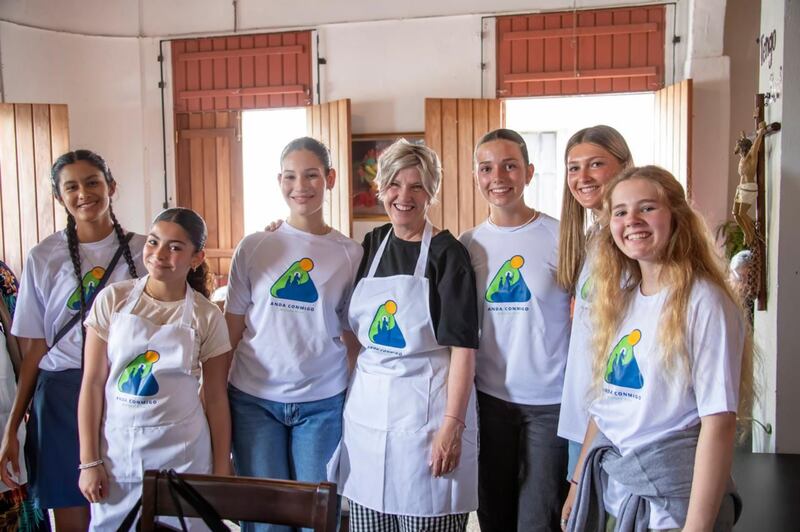 La presidenta Emily Belle Freeman está junto a mujeres jóvenes durante una actividad de servicio comunitario en Naguabo, Puerto Rico, el sábado 16 de mayo de 2026.