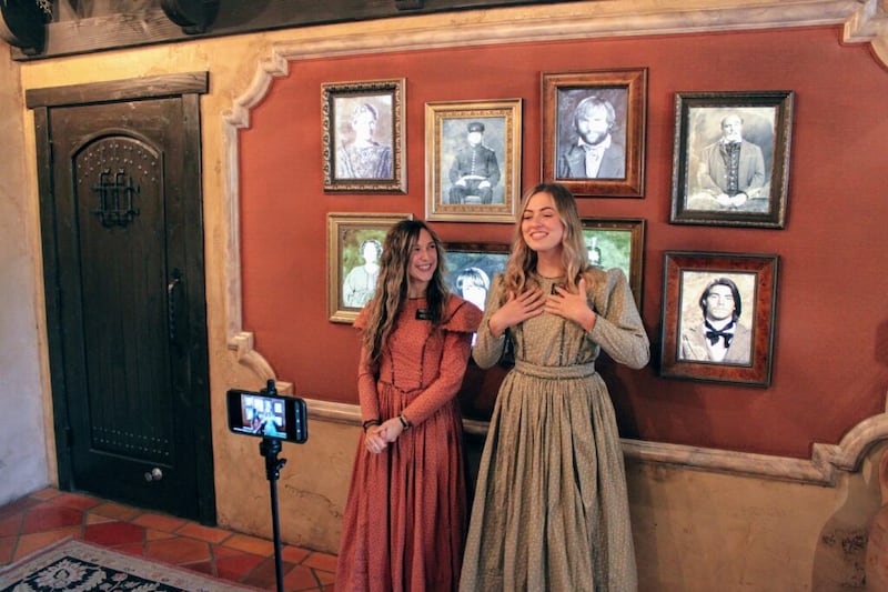 La hermana Jessa Lethbridge y la hermana Hannah Van Holten dan la bienvenida a visitantes virtuales al sitio histórico del Batallón Mormón en San Diego, California.