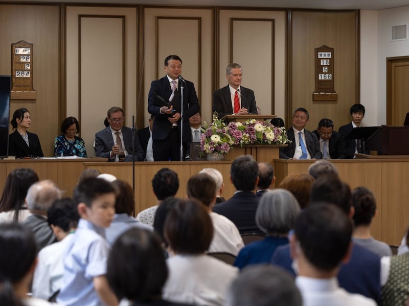 El élder David A. Bednar del Cuórum de los Doce Apóstoles habla en una reunión que celebra el 125 aniversario de La Iglesia de Jesucristo de los Santos de los Últimos Días en Japón, en Yamate, Yokohama, el 30 de agosto de 2026.
