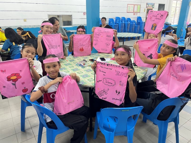 Las mujeres jóvenes posan para una foto con las bolsas que decoraron en el campamento de Mujeres Jóvenes del Distrito de Sibu, que se llevó a cabo el 6 y 7 de junio de 2025 en Malasia Oriental.