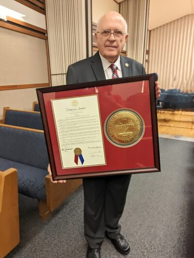 Bennie Denton recibe un premio honorario por su representación de La Iglesia de Jesucristo de los Santos de los Últimos Días y por brindar ayuda humanitaria como especialista en comunicación de la Estaca Memphis Norte, Tennessee, en la comunidad durante muchos años. 29 de abril de 2022.