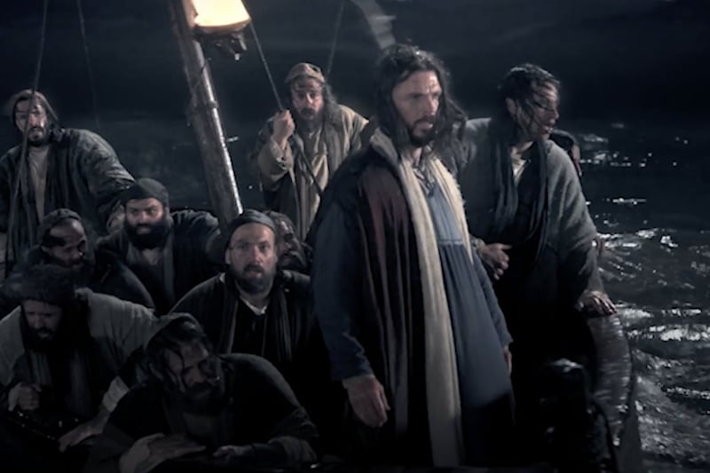En esta captura de pantalla de los Videos de la Biblia, el Salvador calmó los mares bravos cuando Sus Apóstoles temían por sus vidas.