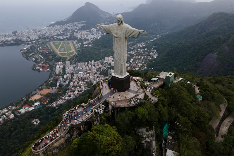 En esta imagen aérea tomada con un dron, la estatua del Cristo Redentor se encuentra sobre Río de Janeiro, Brasil, viernes, 8 de octubre de 2021, una semana antes de su 90 aniversario. (Foto AP/Lucas Dumphreys)