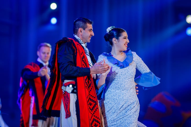 Bailarines vestidos con trajes tradicionales realizan danzas de toda América Latina durante un ensayo general de "Luz de las Naciones" en Salt Lake City, Utah, el 3 de noviembre de 2025.