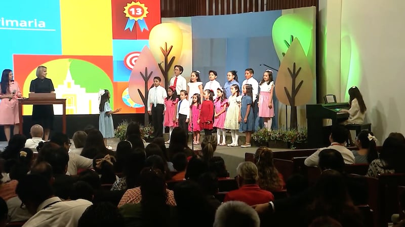 Un coro de niños de la Primaria canta en una reunión devocional con la hermana Amy A. Wright el sábado, 23 de marzo de 2024, en la Ciudad de México, México.