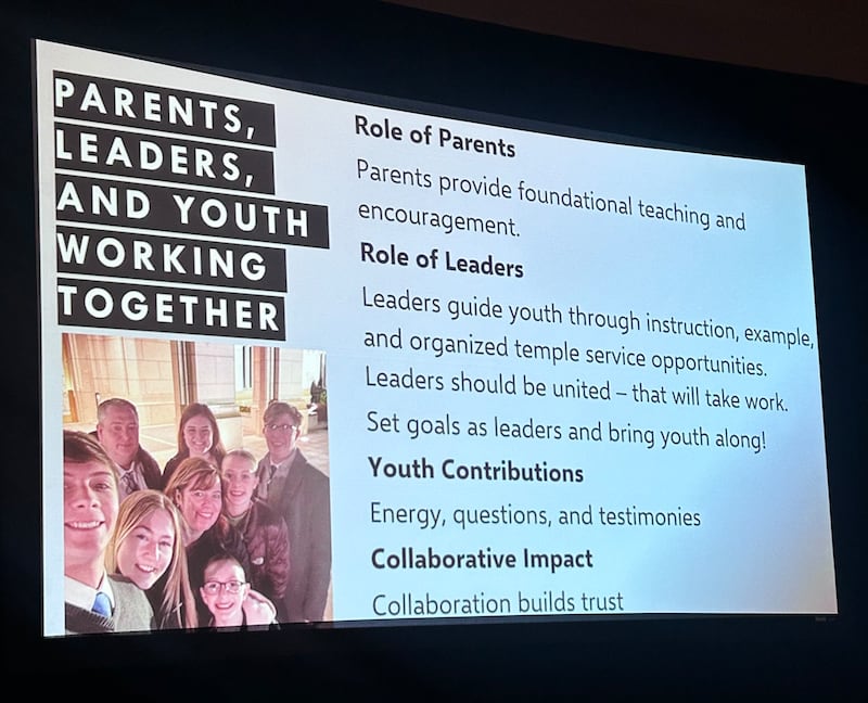 Una diapositiva en RootsTech 2026 muestra maneras en que los padres, los líderes de los jóvenes y los jóvenes pueden participar en la historia familiar y del templo.