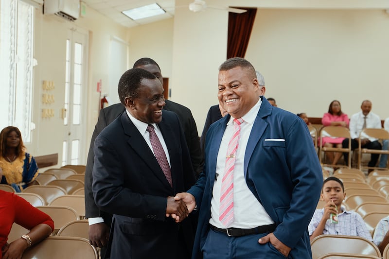 El élder Edward Dube de la Presidencia de los Setentas se da la mano con un miembro en una conferencia especial en Puerto Plata, República Dominicana, el 13 de septiembre de 2026.