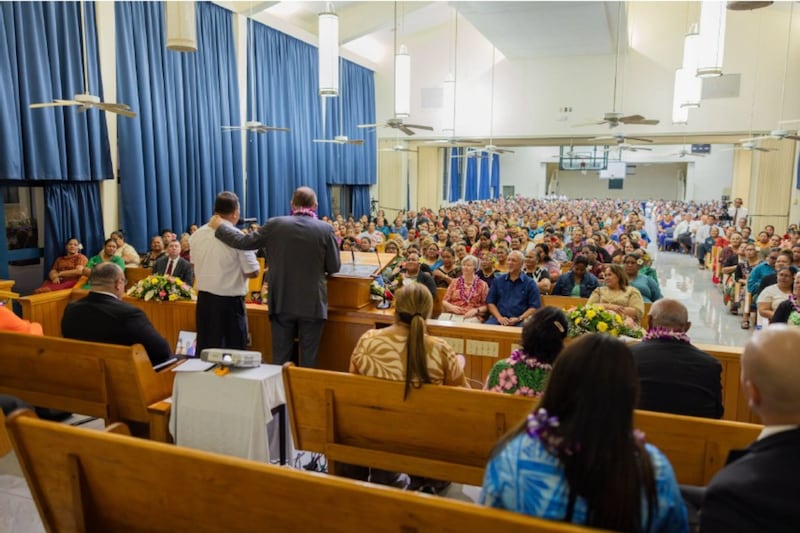 El élder Gary E. Stevenson, del Cuórum de los Doce Apóstoles, habla durante un devocional para mujeres y jóvenes en Apia, Samoa, el 23 de mayo de 2026.