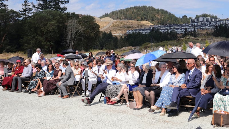 Miembros de la comunidad, Santos de los Últimos Días e invitados esperan el comienzo de la ceremonia de colocación de la primera piedra del Templo de Victoria Columbia Británica el sábado, 22 de agosto de 2026, en Langford, Columbia Británica.