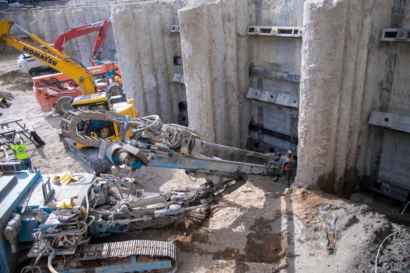 Los contrafuertes construidos anteriormente en un muro de contención profundo se exponen gradualmente para prepararse para más excavaciones necesarias para construir tres pisos adicionales en un anexo del templo durante la renovación del Templo de Salt Lake en el centro de Salt Lake City, junio de 2021.