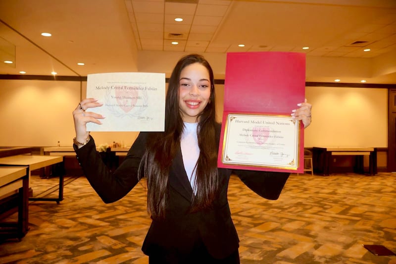 Melody Fernández, de Santo Domingo, República Dominicana, muestra sus certificados después de participar en el Modelo de las Naciones Unidas de Harvard.
