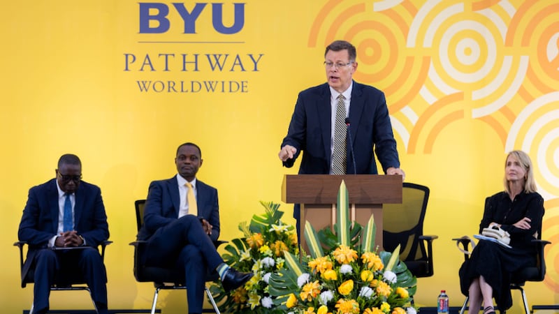 El élder Clark G. Gilbert del Cuórum de los Doce Apóstoles habla a estudiantes de BYU–Pathway durante una devocional en Acra, Ghana, el viernes 28 de agosto de 2026.
