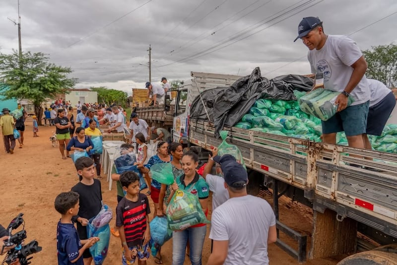 Los miembros del Departamento de Bienestar y Autosuficiencia de la Iglesia sirven como voluntarios junto con los misioneros de la Misión Brasil Recife Sur y con Amigos do Bem —una de las organizaciones sin fines de lucro más grandes de Brasil dedicadas a combatir el hambre y la pobreza— para distribuir canastas de alimentos en pueblos de Pernambuco, Brasil. Este esfuerzo humanitario se destacó en la página de autosuficiencia de Brasil de la Iglesia en abril de 2026.