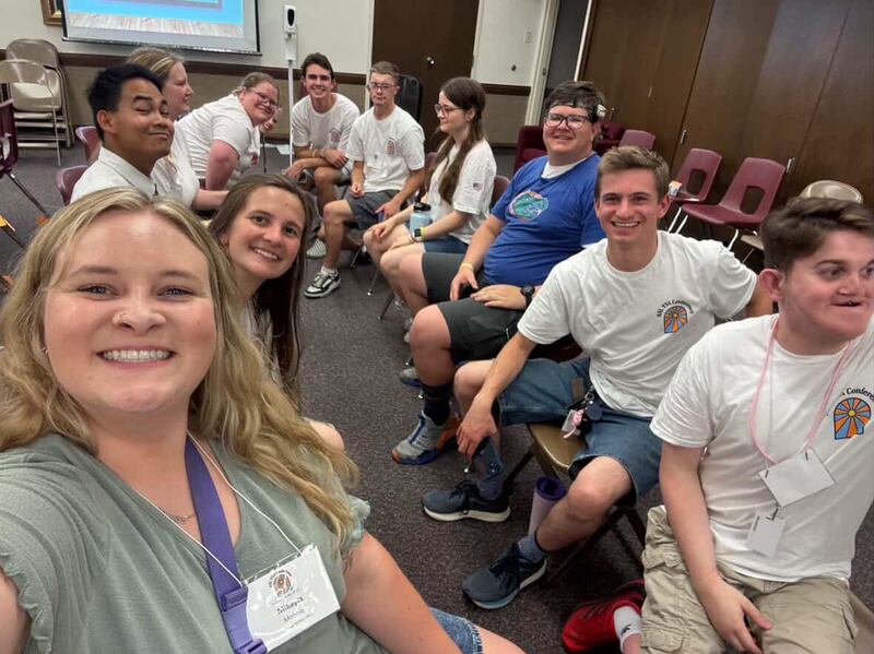 Los participantes de la conferencia ASL para Jóvenes Adultos Solteros de 2025 sonríen para una foto en Riverside, California. La conferencia se llevó a cabo del 14 al 18 de agosto de 2025.