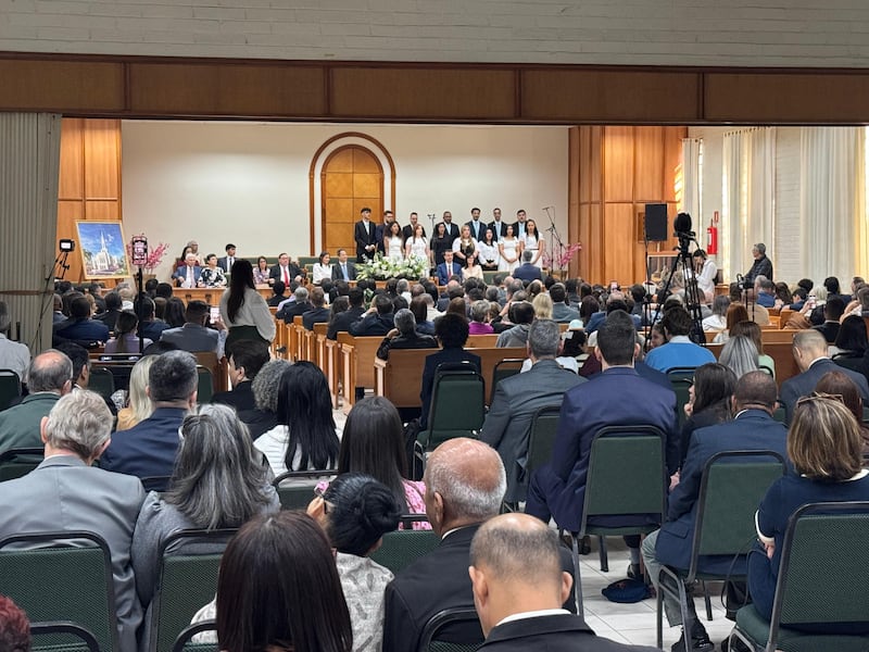 Un coro canta el himno "Cantando Louvamos", o "Redeemer of Israel" en inglés, en la ceremonia de colocación de la primera piedra del Templo de Santos Brasil el sábado 1 de agosto de 2026 en Santos, Brasil.