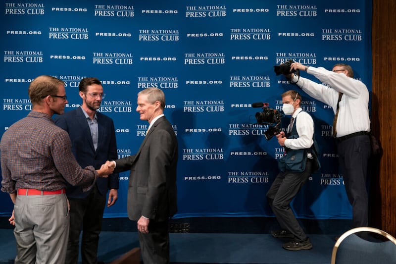 El élder David A. Bednar, un miembro del Cuórum de los Doce Apóstoles de La Iglesia de Jesucristo de los Santos de los Últimos Días, saluda a los invitados después de hablar en el National Press Club en Washington, D. C., el jueves, 26 de mayo de 2022.
