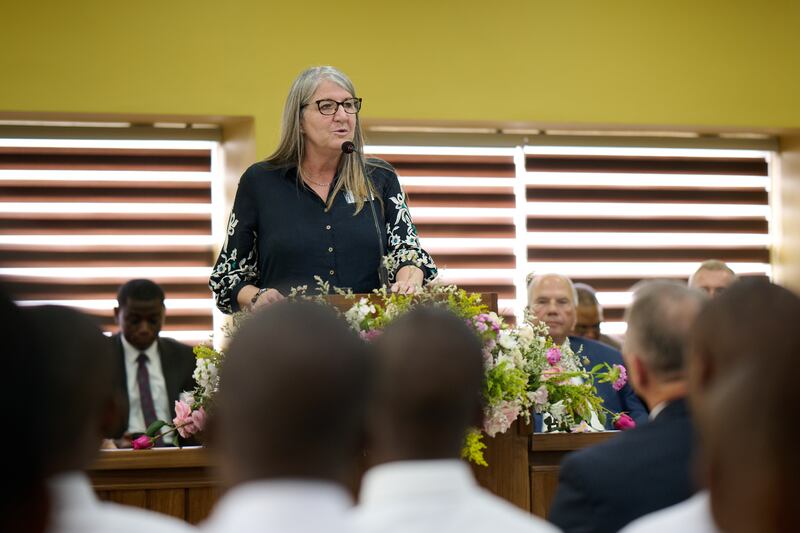 La hermana Julie Proudfoot, quien sirve como líder de misión del Centro de Capacitación Misional de la República Democrática del Congo con su esposo, habla a los misioneros durante una visita con el élder Ronald A. Rasband del Cuórum de los Doce Apóstoles el domingo 2 de noviembre de 2025.