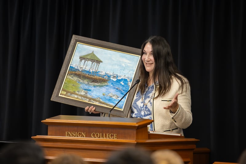 La hermana Fabiana Alliaud muestra una de sus pinturas a estudiantes de Ensign College en Salt Lake City el martes, 15 de septiembre de 2026.