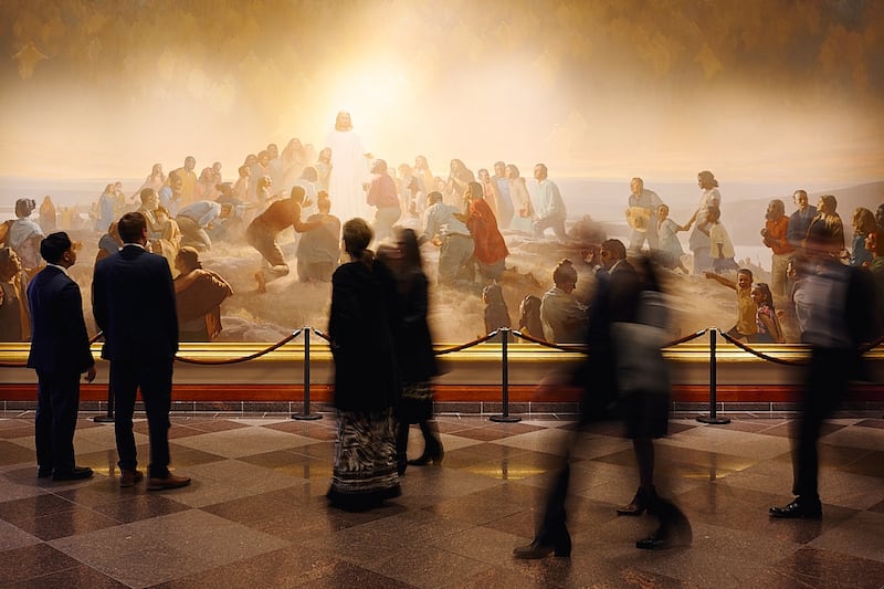 Las personas pasan junto a una pintura del Salvador en el Centro de Conferencias en Salt Lake City antes de la sesión del domingo por la mañana de la conferencia general de octubre de 2025, el domingo 5 de octubre de 2025.