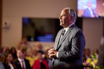 El élder Ronald A. Rasband, del Cuórum de los Doce Apóstoles de La Iglesia de Jesucristo de los Santos de los Últimos Días, se dirige a los líderes de misión durante el Seminario para Nuevos Líderes de Misión 2022 el viernes, 24 de junio de 2022.