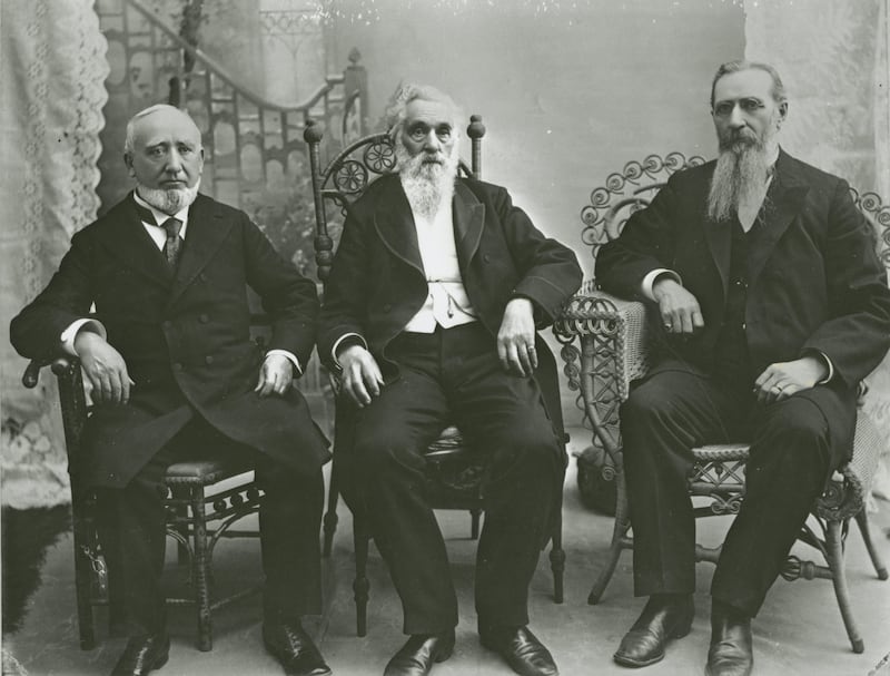 La Primera Presidencia de La Iglesia de Jesucristo de los Santos de los Últimos Días, fotografiados alrededor de 1900. Ellos son el presidente Lorenzo Snow; el presidente George Q. Cannon, primer consejero; y el presidente Joseph F. Smith, segundo consejero.