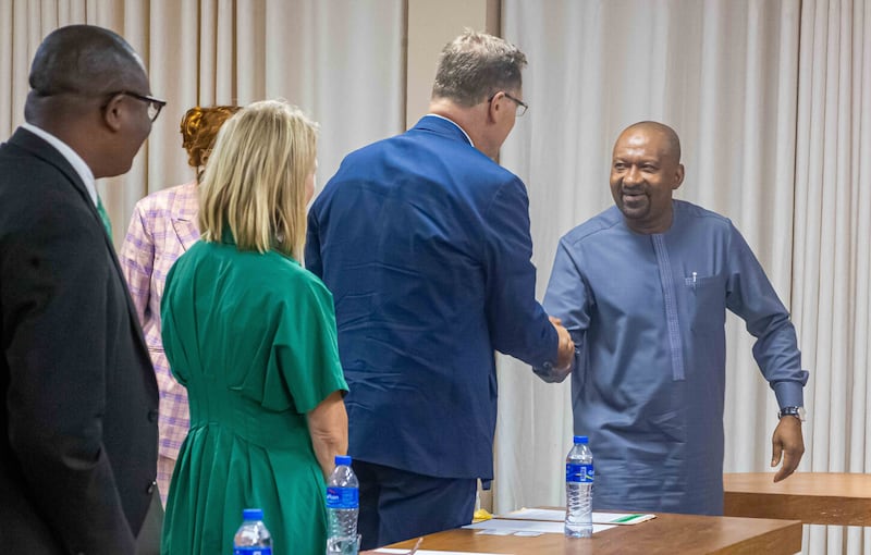El élder Clark G. Gilbert del Cuórum de los Doce Apóstoles saluda al vicepresidente de Sierra Leona Mohamed Juldeh Jalloh en Freetown, Sierra Leona, el miércoles 26 de agosto de 2026.