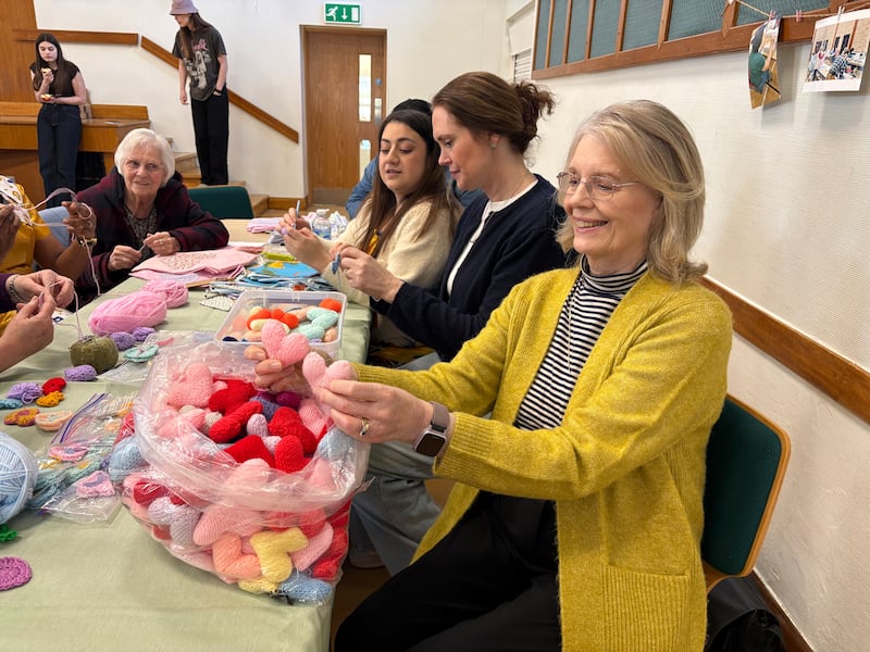 La Sociedad de Socorro del Barrio Milton Keynes hace corazones tejidos para la unidad neonatal del hospital de Milton Keynes durante un día de servicio en Northampton, Inglaterra, el 14 de marzo de 2026.