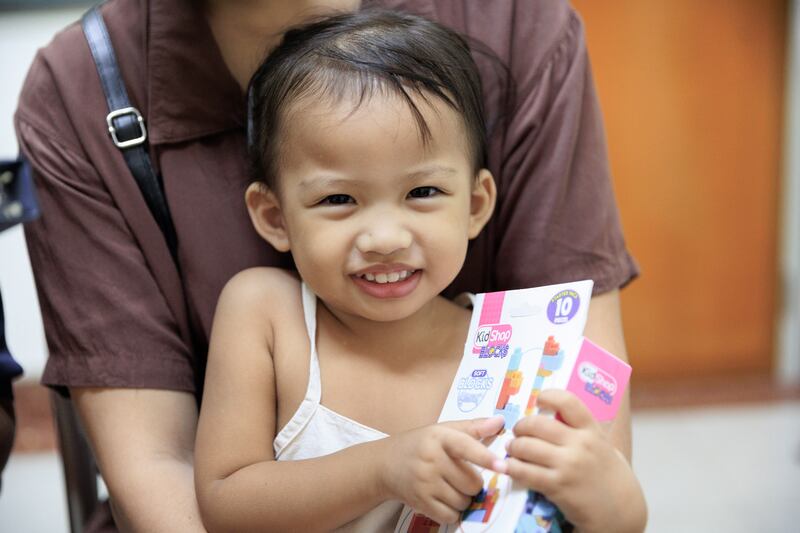 Una niña de dos años asiste a una evaluación nutricional en Manila, Filipinas.