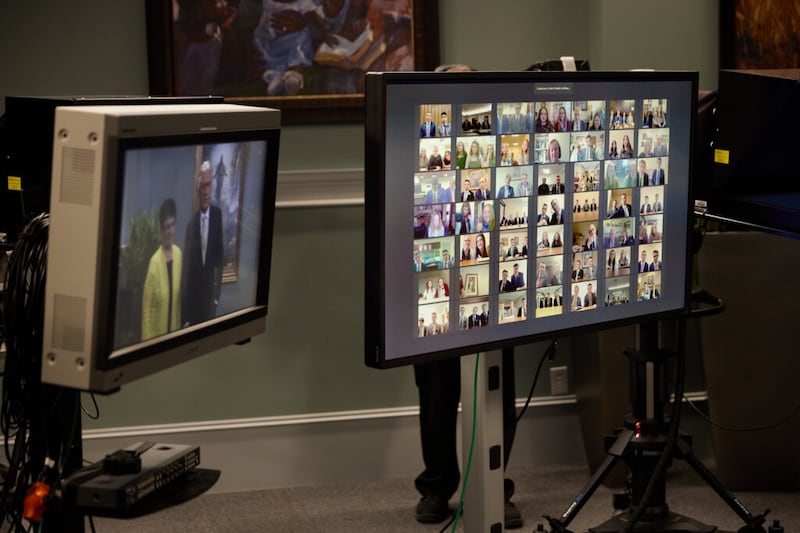 Los monitores durante la grabación de la devocional misionera del 25 de febrero de 2021 muestran al élder Dieter F. Uchtdorf y la hermana Harriet Uchtdorf conversando con misioneros —mostrados en videoconferencia en la pantalla a la derecha— de las misiones St. George, Utah y Spokane, Washington.