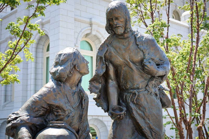 Una nueva estatua titulada "Jesucristo y la Mujer junto al Pozo" se muestra en la Plaza del Templo el miércoles 15 de julio de 2026.