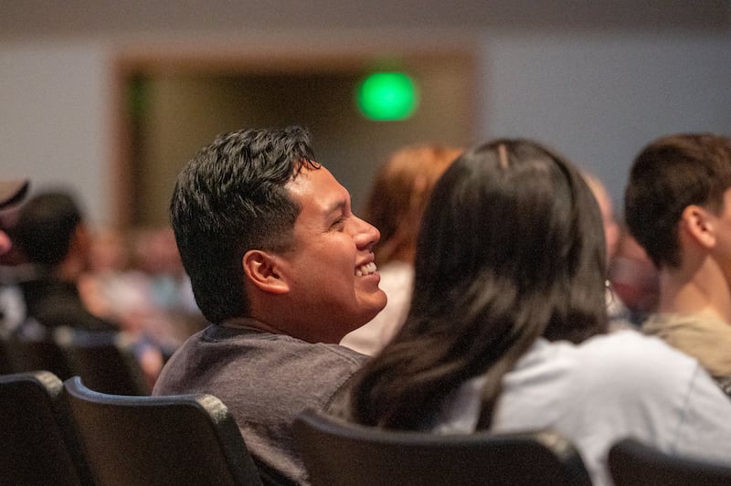 Los estudiantes de la Universidad Brigham Young–Idaho escuchan un devocional en el campus con el presidente Alvin F. Meredith III y su esposa, la hermana Jennifer Meredith, el martes 21 de abril de 2026, en Rexburg, Idaho.