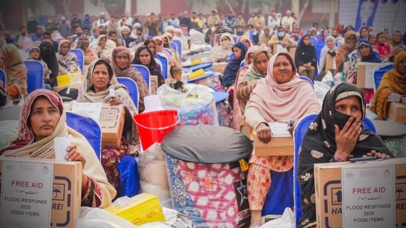 Mujeres minoritarias, incluidas viudas y mujeres divorciadas en Khanewal, reciben apoyo de ayuda por inundaciones para satisfacer necesidades inmediatas y restaurar la estabilidad en sus vidas tras las inundaciones en Pakistán en 2025.
