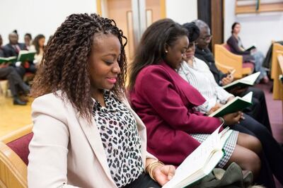 Un estudio reciente publicado el 21 de octubre de 2021 por el American Enterprise Institute mostró que las personas que tenían una alta participación religiosa también se sentían más conectadas a sus comunidades y a las personas que las integran.