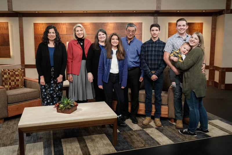 La hermana Reyna I. Aburto, segunda consejera de la presidencia general de la Sociedad de Socorro, a la izquierda, y la presidenta general de la Primaria, Camille N. Johnson, posan para una foto con la familia Hurtado después de un panel de discusión sobre la historia familiar en el estudio del Edificio de Oficinas de la Iglesia el martes, 2 de diciembre de 2021, en Salt Lake City. La charla se mostró durante la Instrucción para líderes de templo e historia familiar de 2022, el 3 de marzo de 20…
