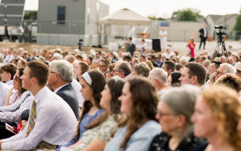 Las personas asisten a la ceremonia de colocación de la primera piedra del Templo de Tulsa, Oklahoma, el sábado, 22 de agosto de 2026, en Tulsa, Oklahoma.