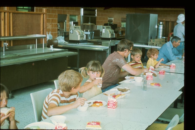 Las víctimas de la inundación comen una comida en el Centro Manwaring en el campus del Ricks College en Rexburg, Idaho. El presidente del Ricks College, Henry B. Eyring, abrió el campus a quienes lo perdieron todo en la inundación de la presa Teton.