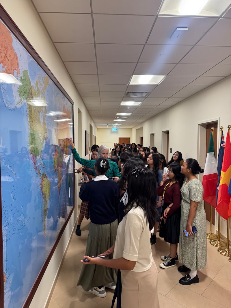 Los jóvenes de Indonesia recorren el Centro de Capacitación Misional de Tailandia en el sitio del Templo de Bangkok Tailandia, el 17 de diciembre de 2025.