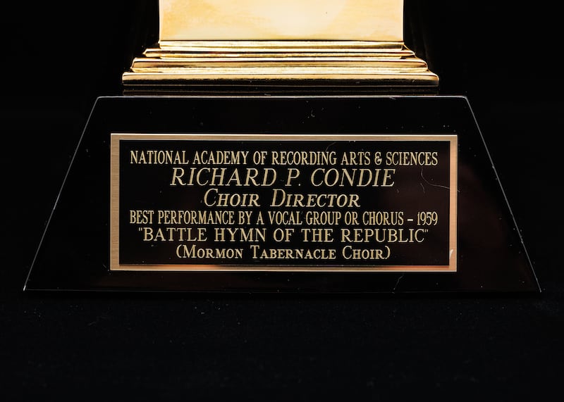 El Premio Grammy, que parece un gramófono vintage, indica que fue presentado a Richard P. Condie para el Coro del Tabernáculo en la grabación de la Plaza del Templo de «Battle Hymn of the Republic».