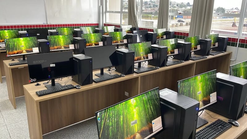 Computadoras, muebles diseñados a medida e infraestructura de cableado de red donados por la Iglesia al Instituto Federal de Paraná en Pinhais, Brasil, en agosto de 2026.