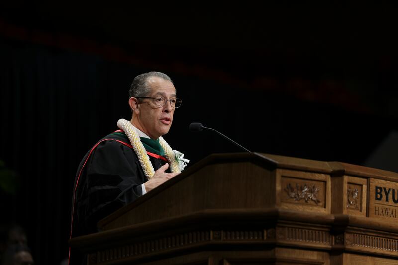El Élder Hugo E. Martínez, Setenta Autoridad General, habla durante la graduación de BYU–Hawaii celebrada en el Centro de Actividades Cannon en Laie, Hawaii, el viernes 12 de diciembre de 2025.