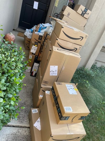 Las cajas de kits de cocina para refugiados afganos se amontonan en la casa de Dena Webb en Livermore, California, en octubre de 2021.