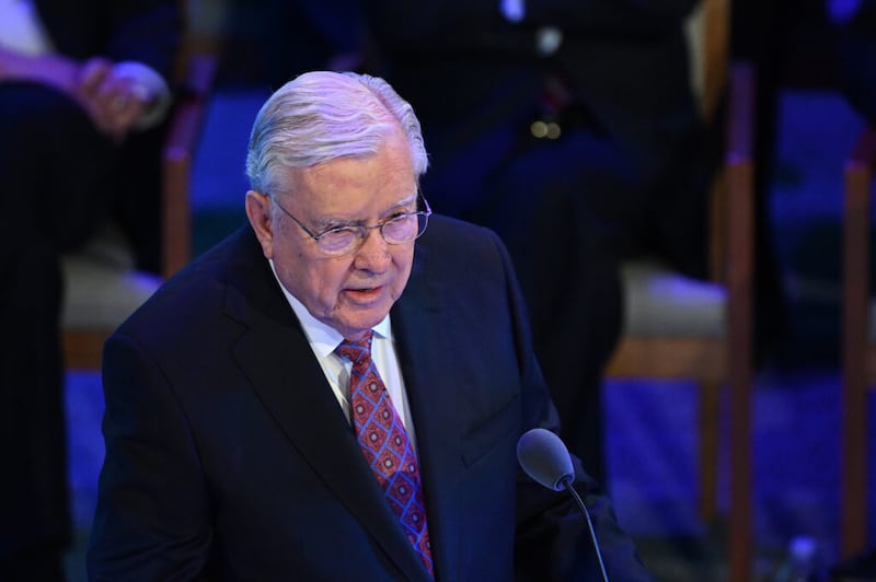 El presidente M. Russell Ballard habla durante el Seminario 2021 para nuevos líderes de misión.