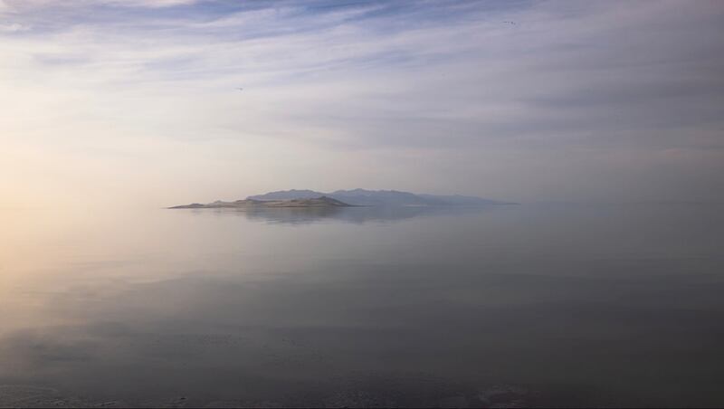 Durante la ceremonia de graduación de BYU–Idaho el viernes 10 de abril de 2026, el élder José L. Teixeira, Setenta Autoridad General, compartió una imagen que capturó del Gran Lago Salado.