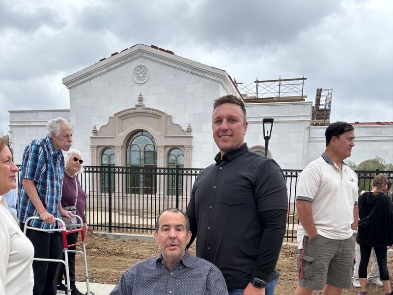 Miembros de la Estaca Anaheim California con andadores y en sillas de ruedas se reúnen en el terreno del Templo de Yorba Linda California el sábado 17 de mayo de 2025, después de una actividad "Caminata al Templo" donde personas de todas las capacidades realizaron el viaje de siete millas.