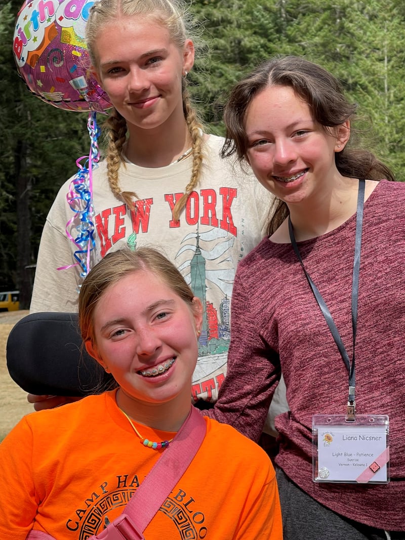 Jóvenes mujeres posan para una foto durante un campamento de Mujeres Jóvenes en el sur de la isla de Vancouver, Canadá, en agosto de 2025.