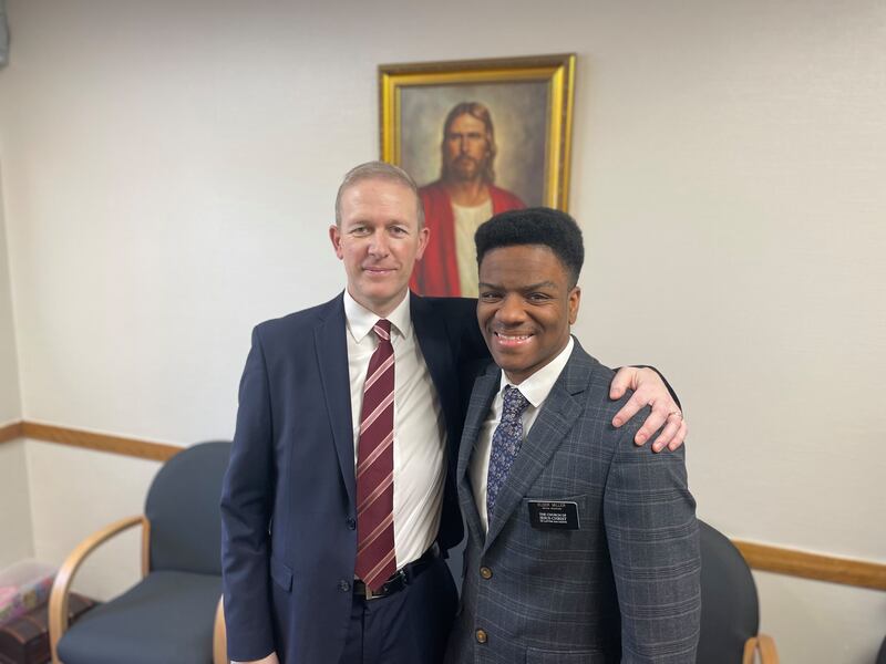El élder Daniel Miller y el presidente de la estaca Huddersfield Inglaterra, el presidente Sam Bridgstock, posan para una fotografía después de que el élder Miller fue apartado en Huddersfield, Inglaterra, en enero de 2025.