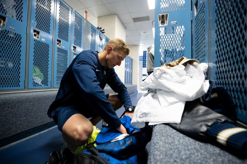 El atleta de pista y campo de BYU Caleb Witsken vacía su casillero luego de que el departamento de atletismo decidiera cerrar todas las instalaciones deportivas del campus durante la pandemia del coronavirus de 2020.