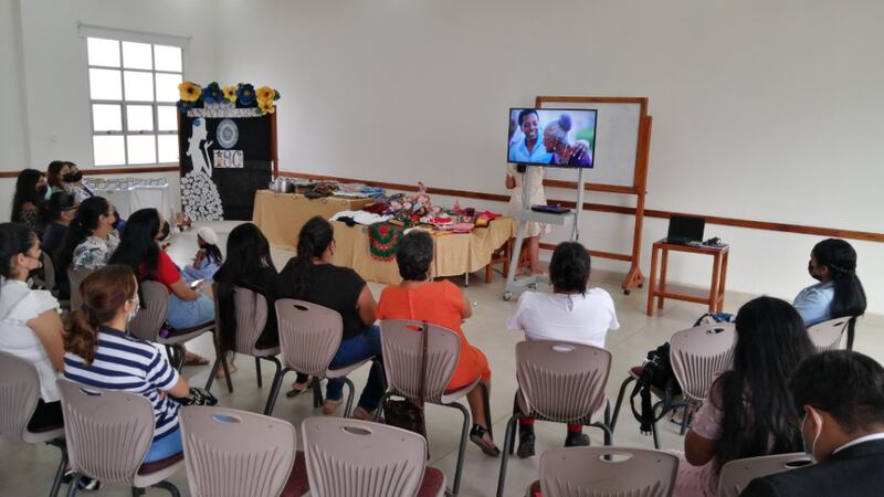 Los miembros de la Estaca Puerto Bolívar Ecuador se reúnen el 19 de marzo de 2022 en una actividad que conmemora el 180.° aniversario de la Sociedad de Socorro.